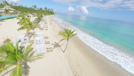 Luxuriöses-Tropisches-Hotelresort-Mit-Palmen-Und-Weißem-Sandstrand-In-Punta-Cana