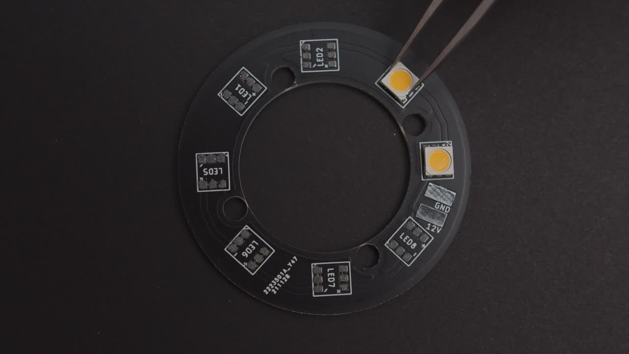 colocación manual de componentes electrónicos en la vista superior de pcb negra