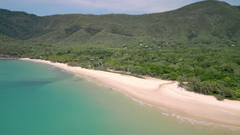 Fliegen-Entlang-Eines-Tropischen-Paradieses-Im-Norden-Von-Queensland,-Australien