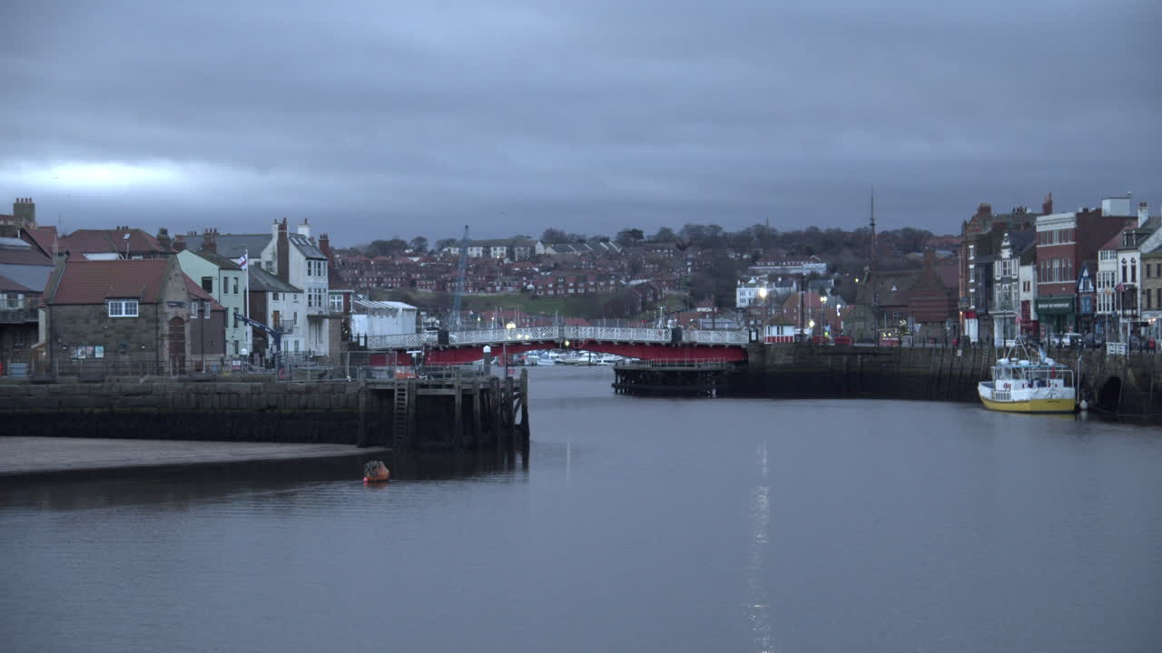 puente giratorio del puerto de whitby, páramos de york norte, tiro estático, sol de la mañana costa del patrimonio de yorkshire del norte, yates y abadía bmpcc 4k prores 422 clip 19