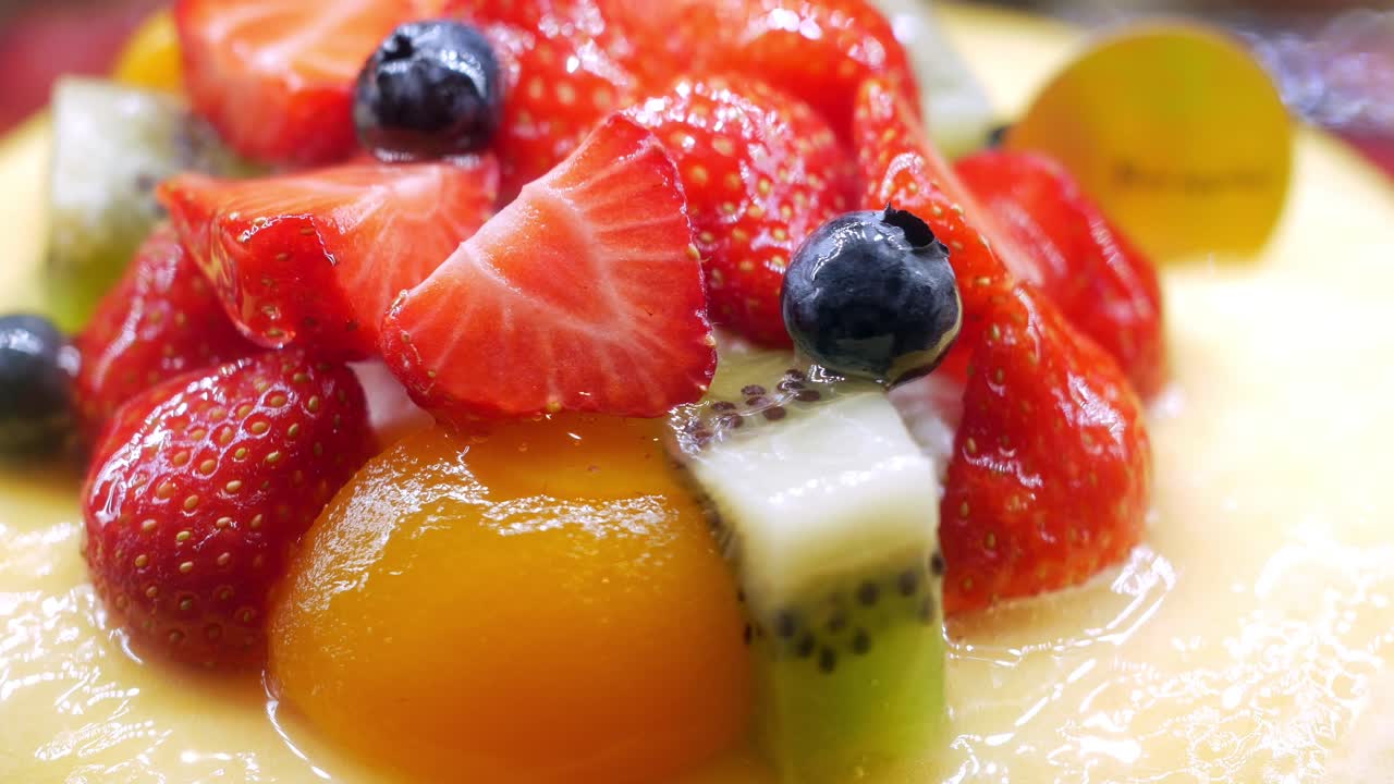 pastel de fresa y bayas azules de cerca ,