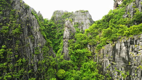 Montañas-Rocosas-Verdes-Y-Cubiertas-De-Vegetación-De-Las-Islas-Phi-Phi,-Vista-Aérea-De-Drones