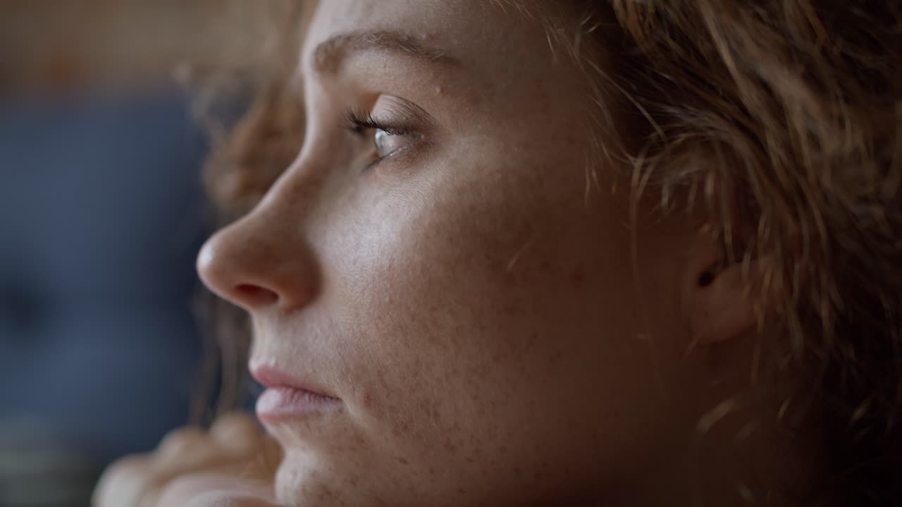 사려 깊은 젊은 백인 여성의 극단적인 클로즈업.