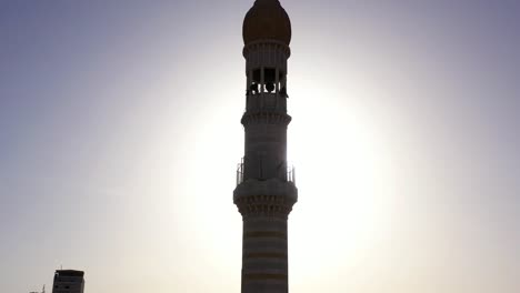 minarete de la torre de la mezquita en el campamento de refugiados de anata, en el cielo azul de jerusalén-aérea