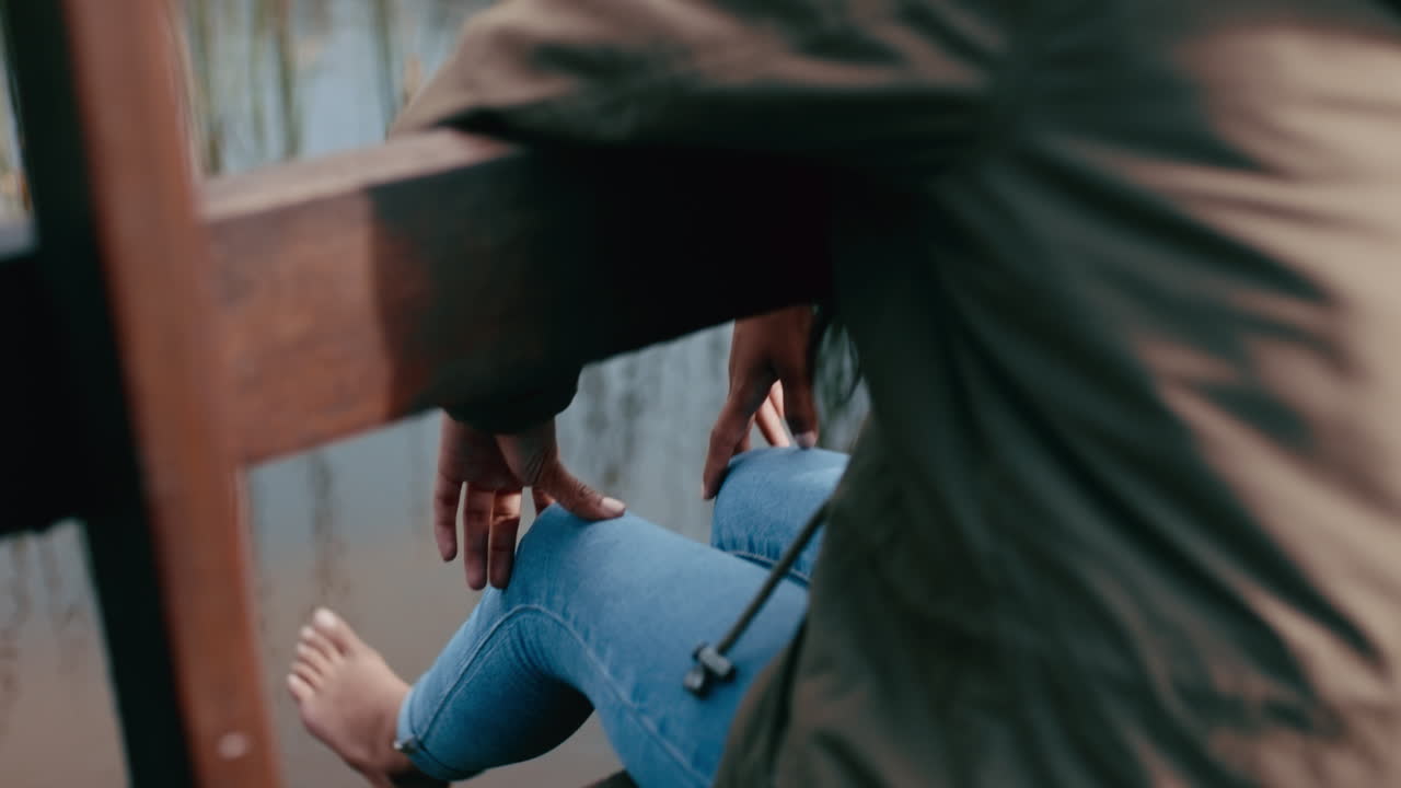 공원에서 나무 다리 위에 앉아 혼자 시간을 즐기는 어린 소녀