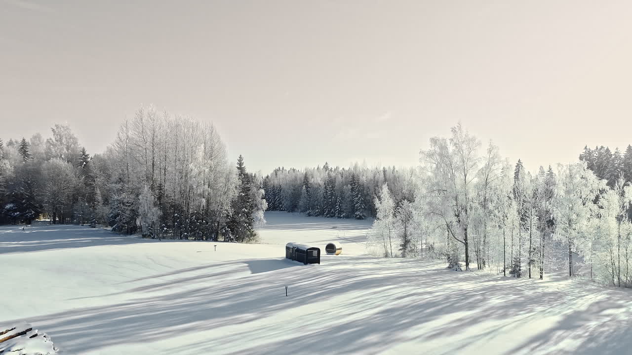 오두막 풍경이 있는 공중 겨울 소나무 숲, 멋진 파노라마 눈 덮인 드론 샷, 아름다운 크리스마스 설경