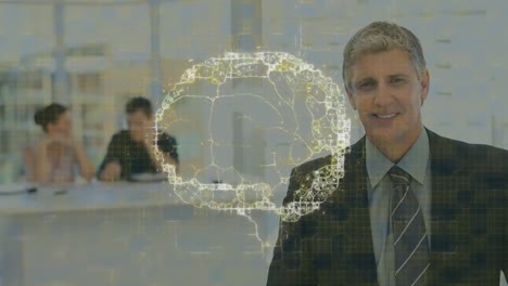 animación del icono del cerebro humano girando sobre un empresario caucásico sonriendo en la oficina.