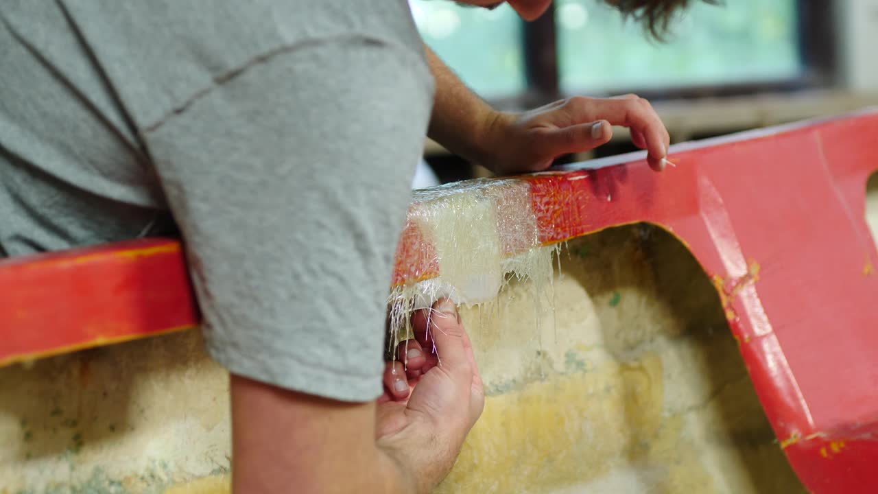 Rimozione della muffa dalla riparazione della falchetta di una barca in vetroresina