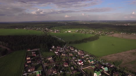 volando sobre vastas áreas rurales verdes y aldeas de rusia