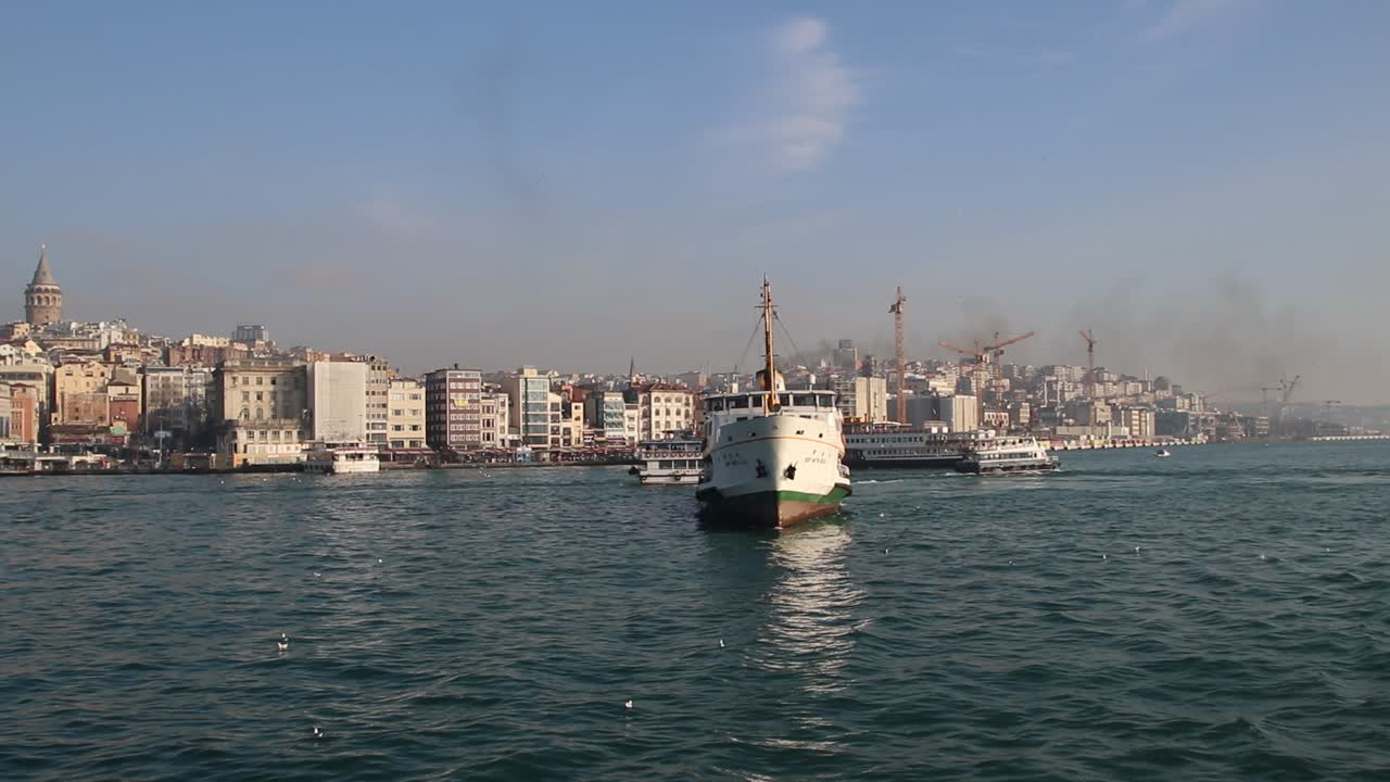 이스탄불에서 보스포루스를 떠다니는 선박