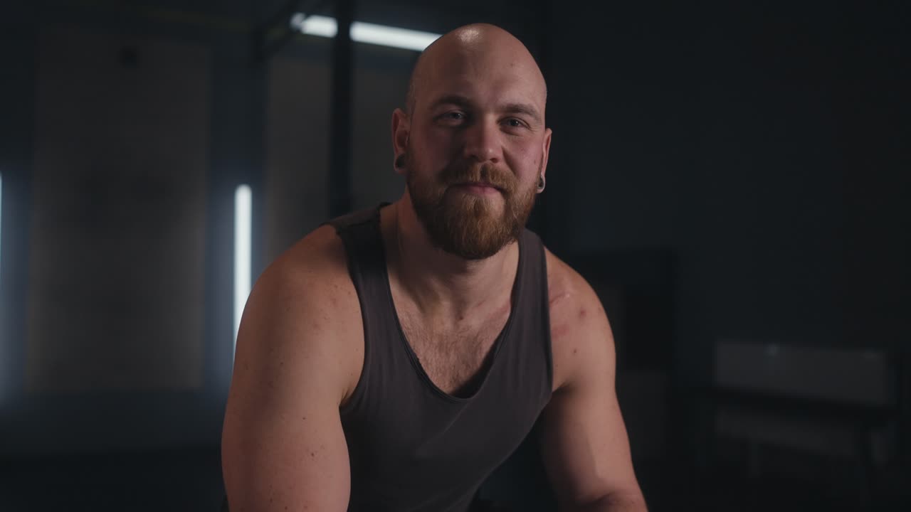 hombre musculoso en el gimnasio