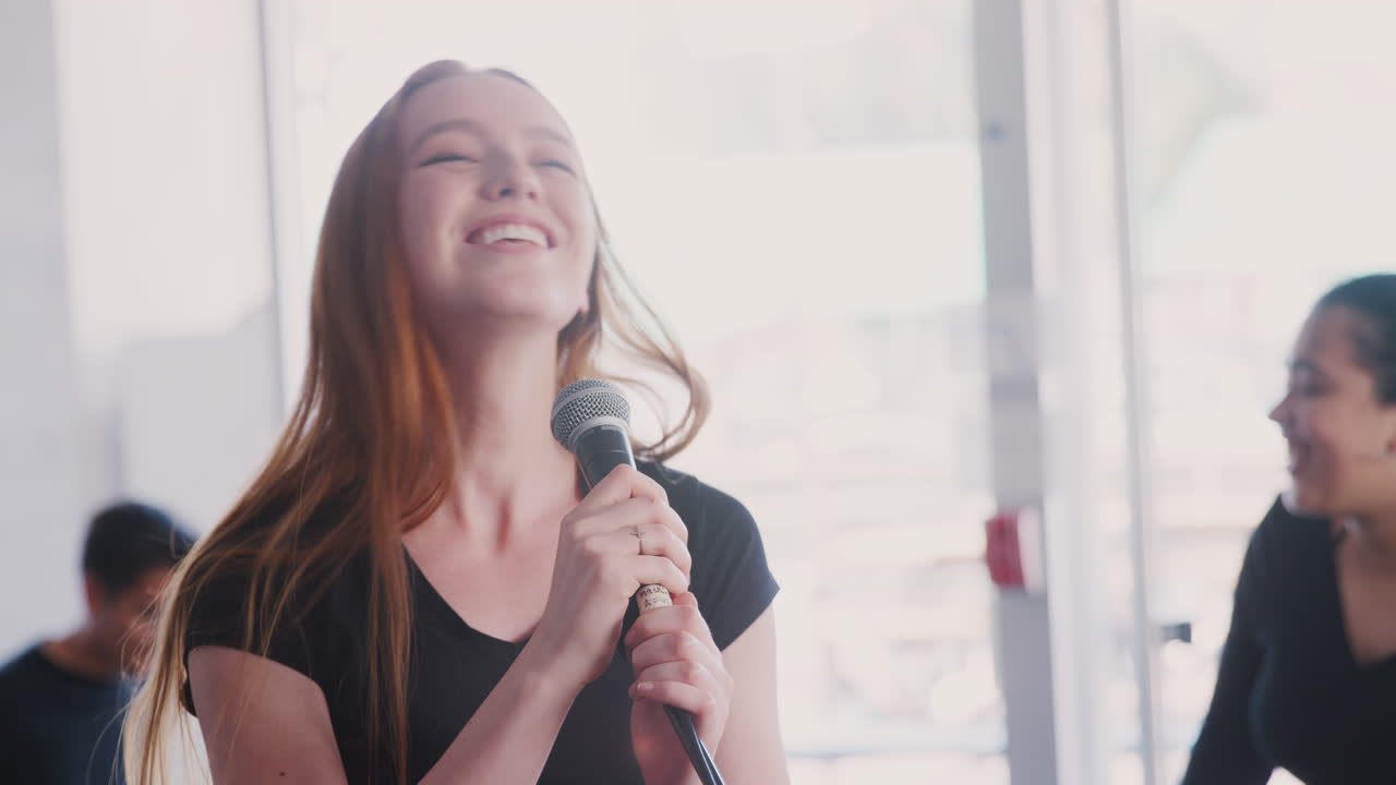 estudiantes de la escuela de artes escénicas tocando en la banda en el ensayo