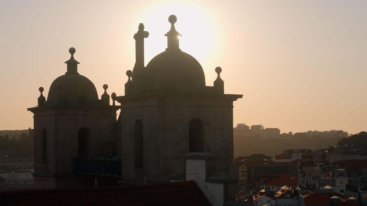 Silhouette di un campanile al tramonto