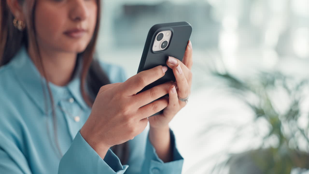 Donna che usa lo smartphone