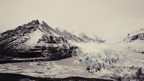 lengua glaciar en islandia filmada por drones con diferentes movimientos cinematográficos, mostrando un concepto turbio y dramático en condiciones invernales