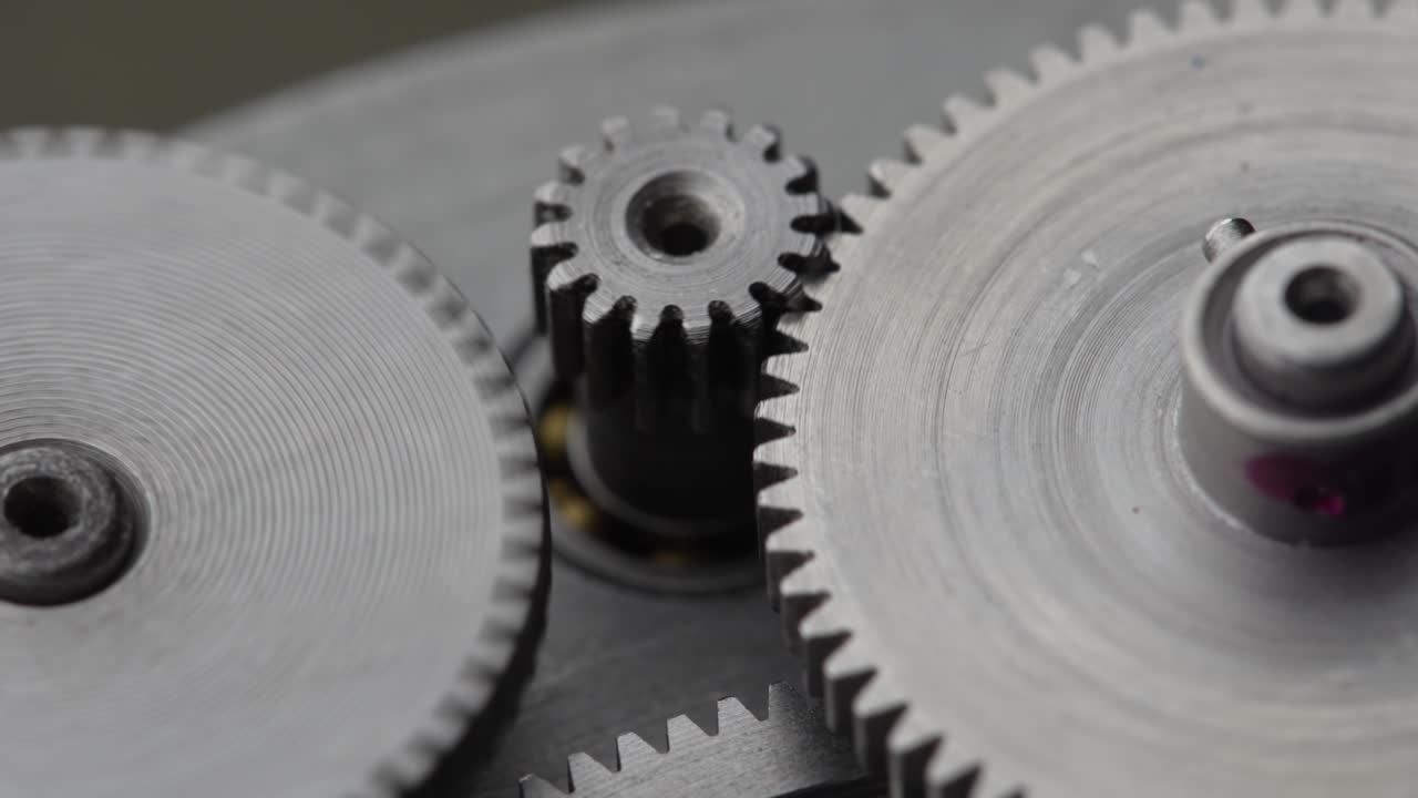 engranajes que giran en un dispositivo mecánico. engrenajes de metal de la máquina que giran resumen