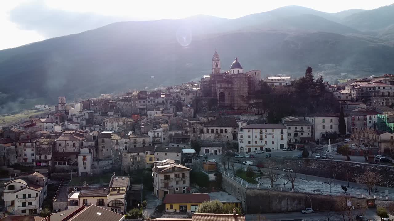 vista panorámica aérea del pueblo de cusano mutri, rodeado de montañas, en italia