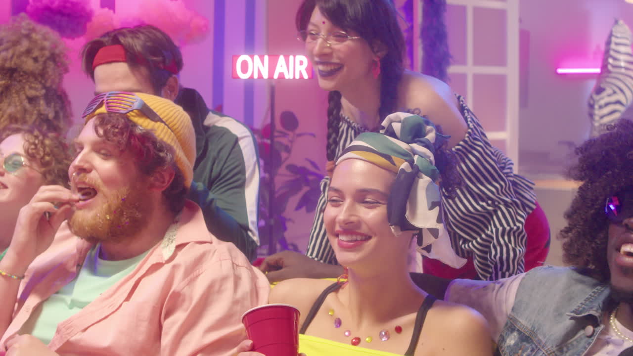 친구 들 이 파티 에서 재미 를 느끼고 있다