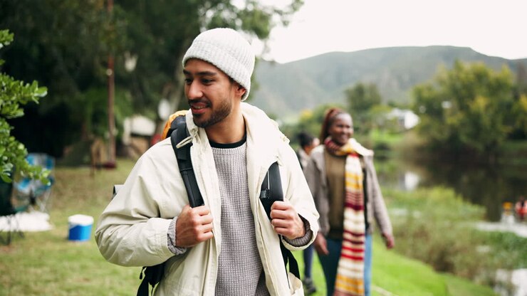 All'aperto, escursionismo e uomo in viaggio nella natura