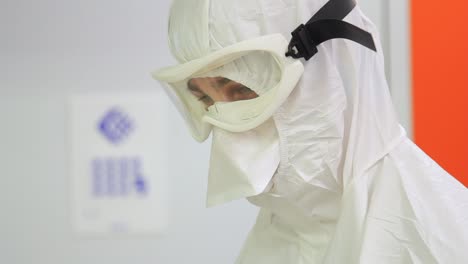 retrato de un trabajador de una fábrica de farmacia