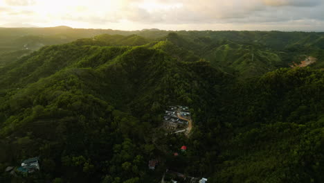 aérea sobre un chalet de vacaciones ubicado en las colinas de la isla de lombok, indonesia