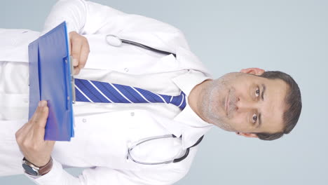 vídeo vertical del médico mira a la cámara con una expresión sencilla.