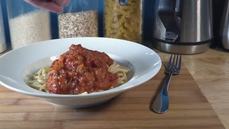 toma a cámara lenta de pimienta rociada sobre pasta y salsa de tomate