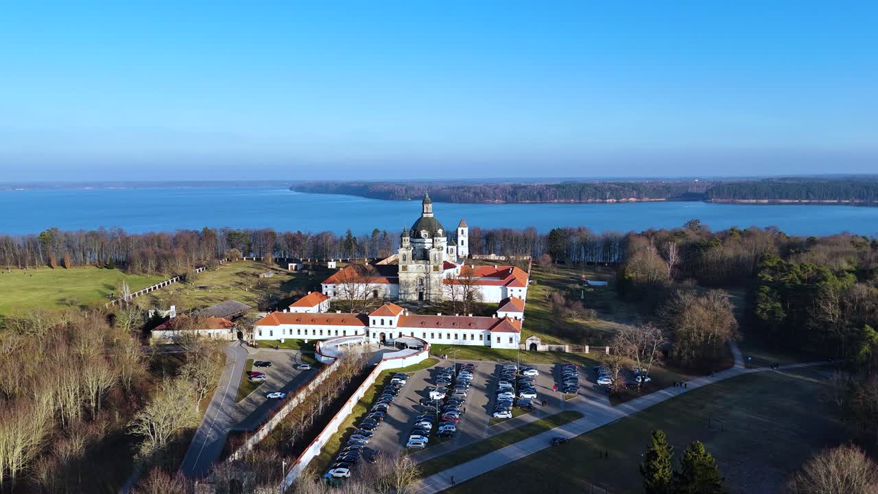Elegante monastero di Pazaislis in riva al lago a Kaunas, Lituania. Vista aerea