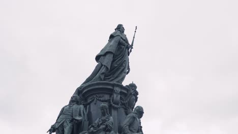monumento a isabel petrovna y su esposa