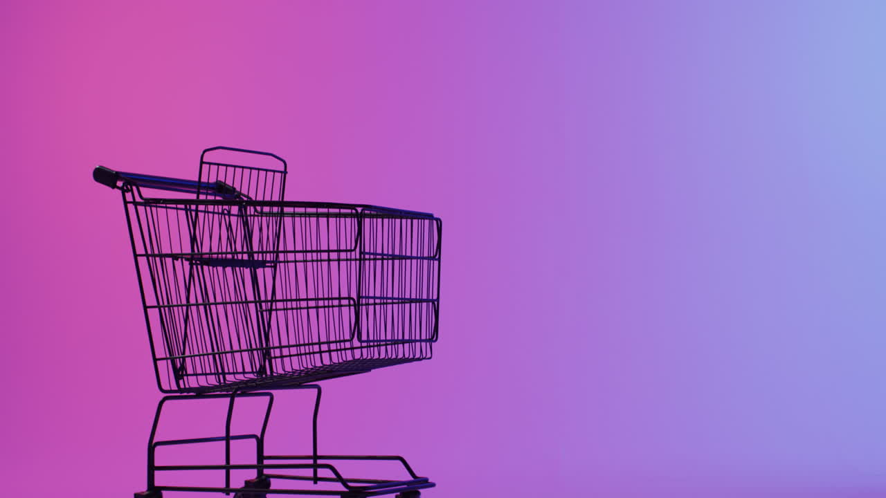 video de un carrito de compras con espacio de copia sobre un fondo púrpura de neón