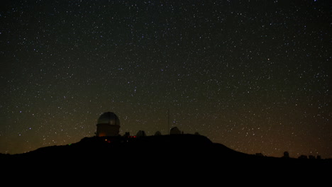 hermoso tiro de lapso de tiempo de un observatorio en la noche 1