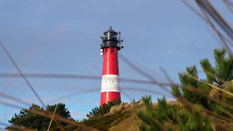 Toma-En-Cámara-Lenta-De-Un-Faro-Rojo-Y-Blanco-En-Hörnum-Ubicado-En-La-Isla-De-Sylt