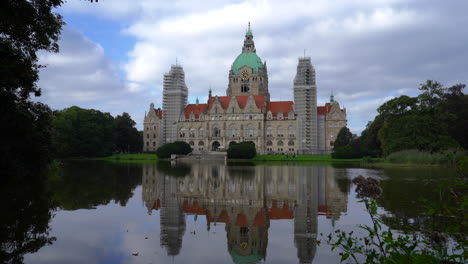 Neues-Rathaus-Mit-Park-Im-Vordergrund