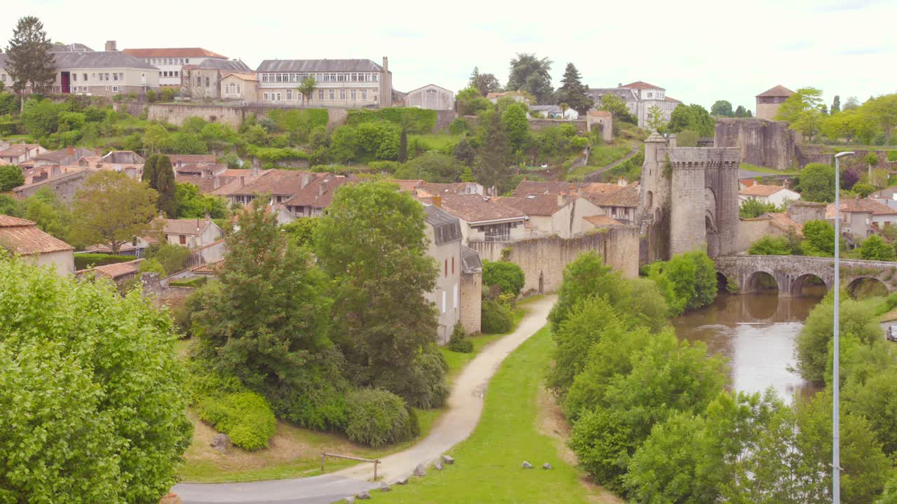 ciudad fortificada con el castillo de parthenay sobre el río thouet en el oeste de francia