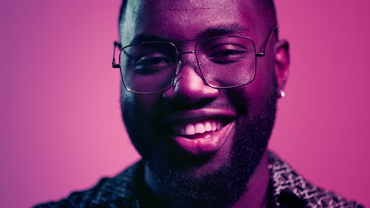 hombre afro coqueteando en el interior. persona masculina romántica mirando a la cámara en el estudio