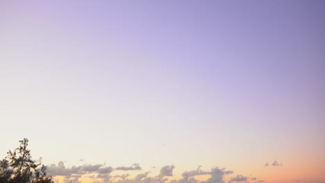 Tiro-Al-Atardecer-De-Playa-Palmar-Con-Cielo-Colorido