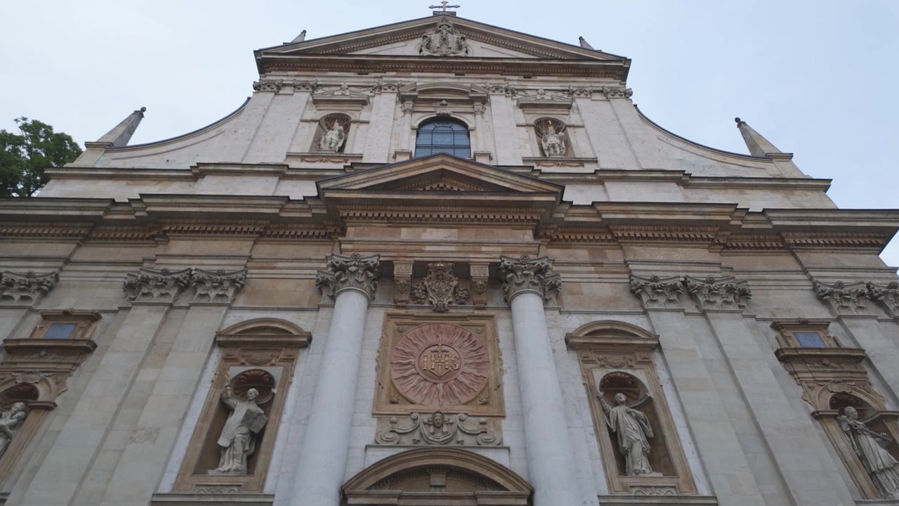 Veduta esterna della Chiesa dei Santi Pietro e Paolo, una storica chiesa barocca a Cracovia, Polonia.