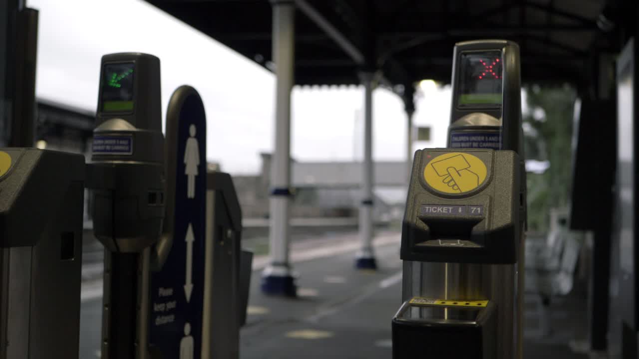Biglietterie automatiche in stazione ferroviaria, panoramica media
