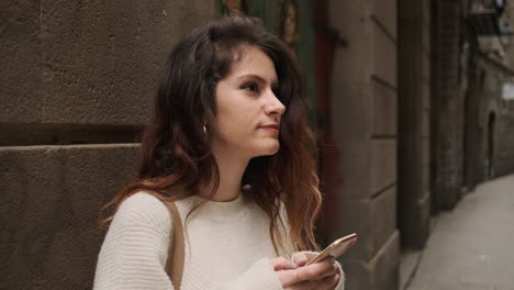 Mujer-Joven-Usando-Un-Teléfono-Inteligente-En-La-Calle