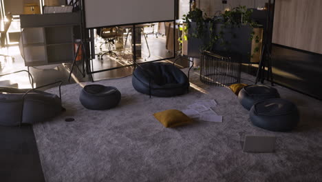 espacio de coworking moderno con sillas de bolsa de frijol