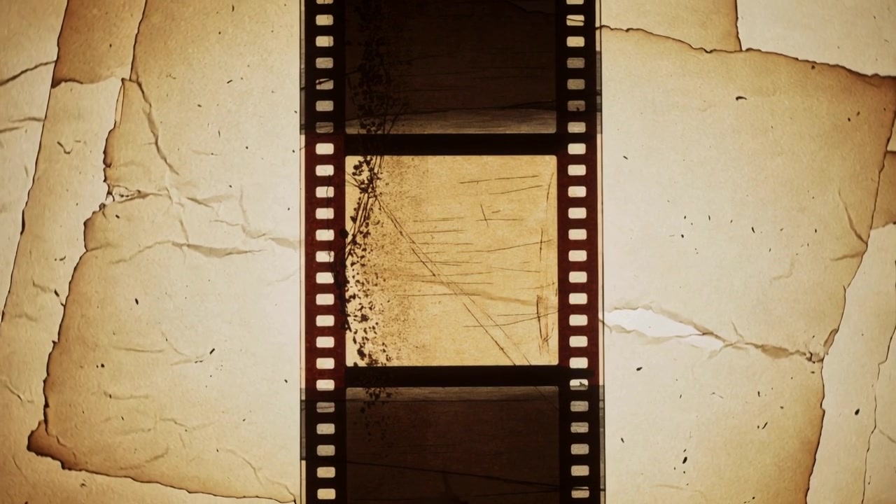 Pellicola cinematografica che scorre mentre i fotogrammi avanzano, mostrando una cella graffiata su carta invecchiata e perforazioni.