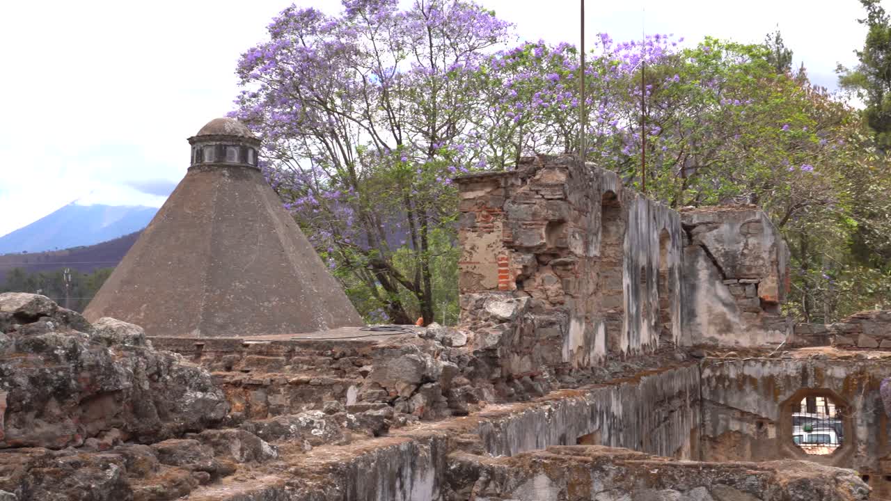 Inquadratura inclinata di rovine in America Latina. Rovine ad Antigua Guatemala