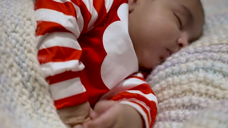 cerca de adorable bebé de 2 meses durmiendo en una manta