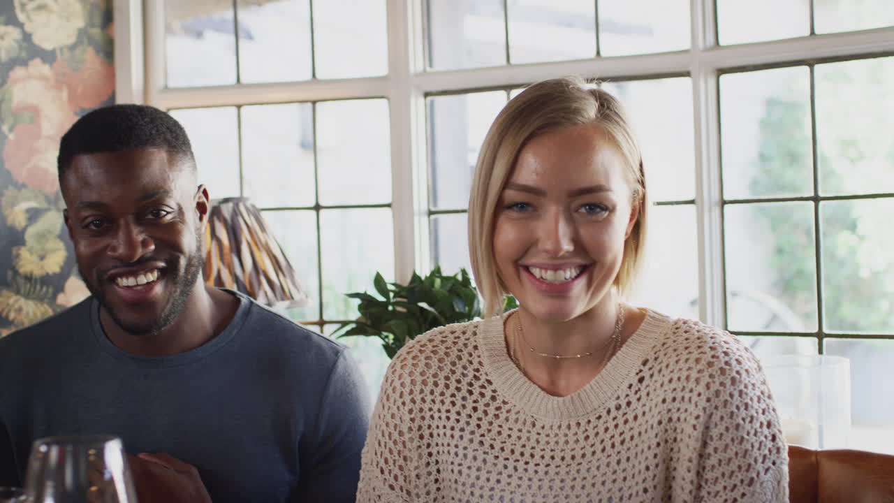 retrato de amigos reunidos para comer en un pub inglés tradicional