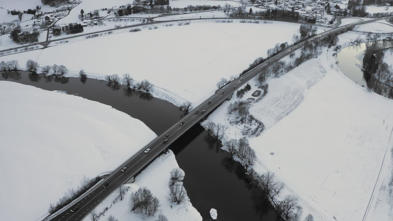 눈 덮인 들판을 가로지르는 독일의 고속도로
