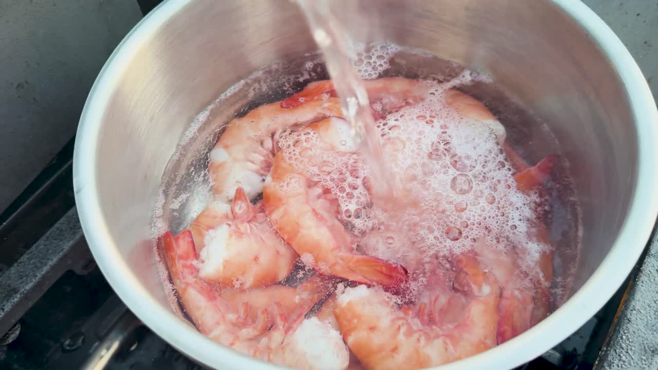 camarones siendo hervidos en una olla