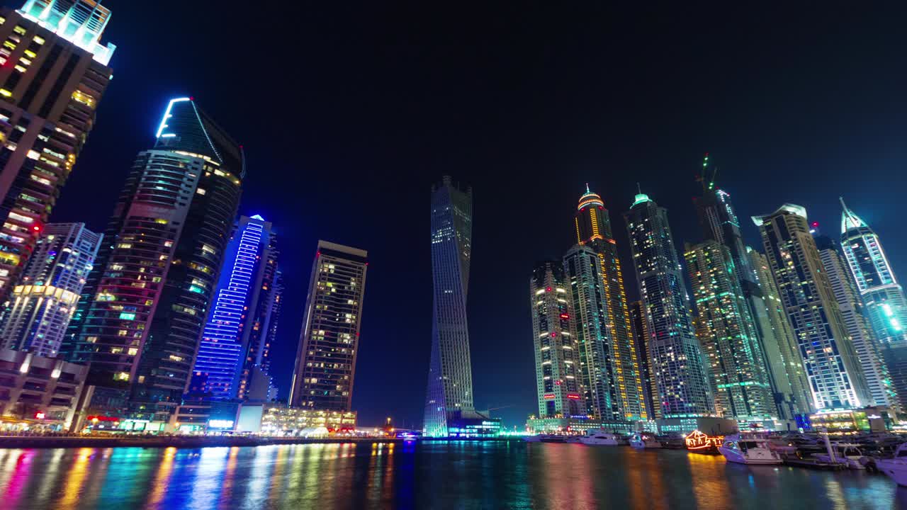 dubai marina illuminazione notturna yacht dock panorama 4k time laps emirati arabi uniti