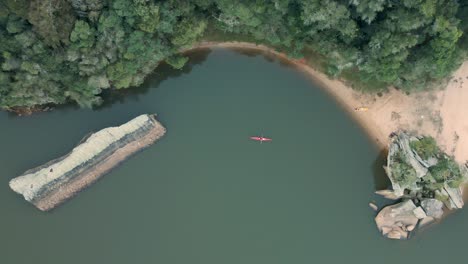 palista de kayak en aguas tranquilas, vista aérea