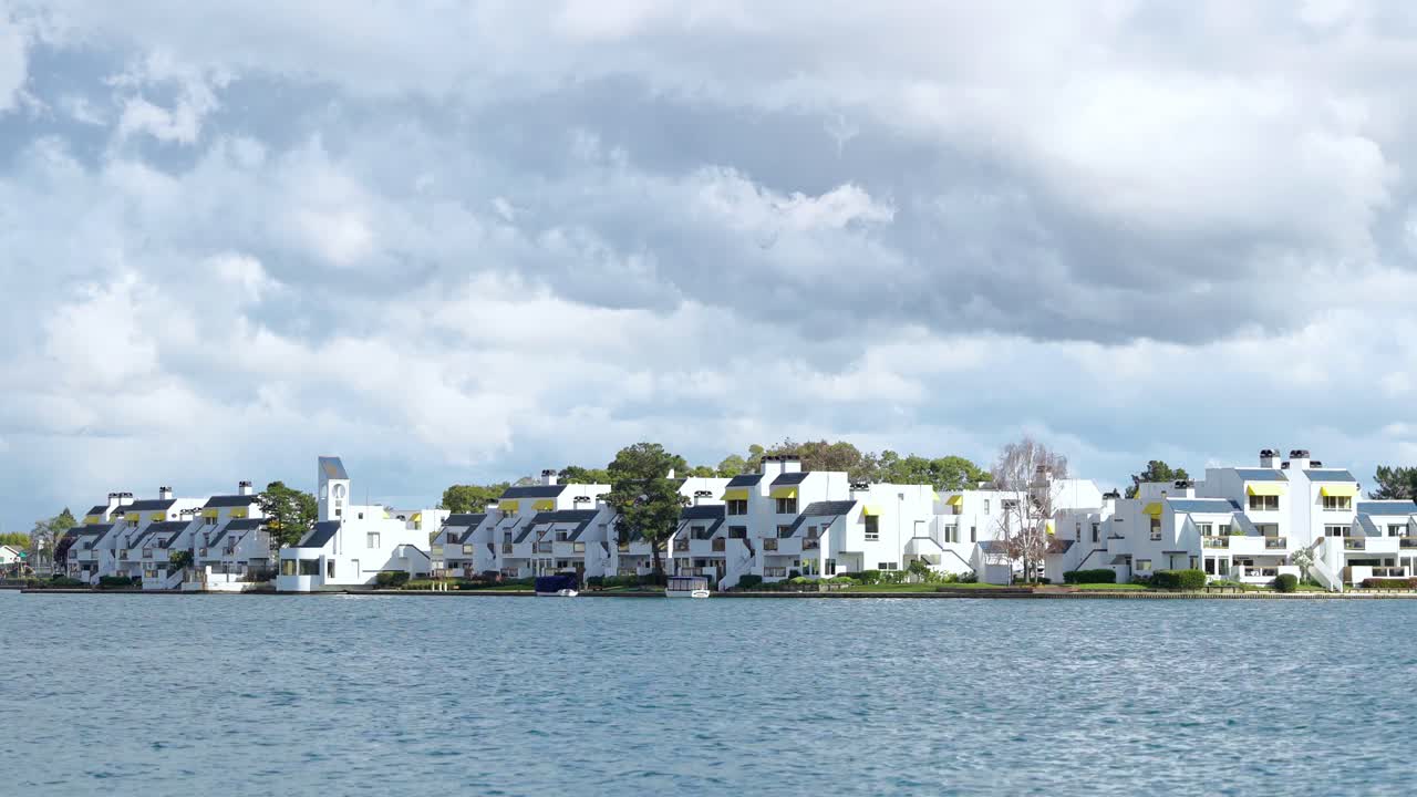 호숫가의 아름다운 동네