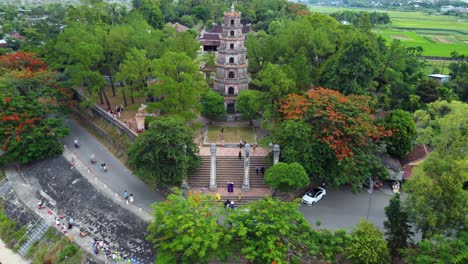 la torre octogonal de 21 m de altura de la pagoda thien mu en hue, vietnam central